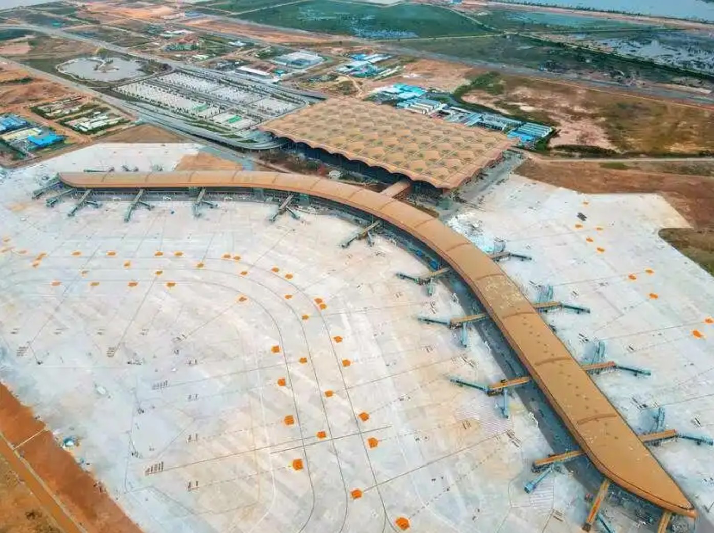 柬埔寨官员：德崇国际机场为柬旅游经济注入新活力