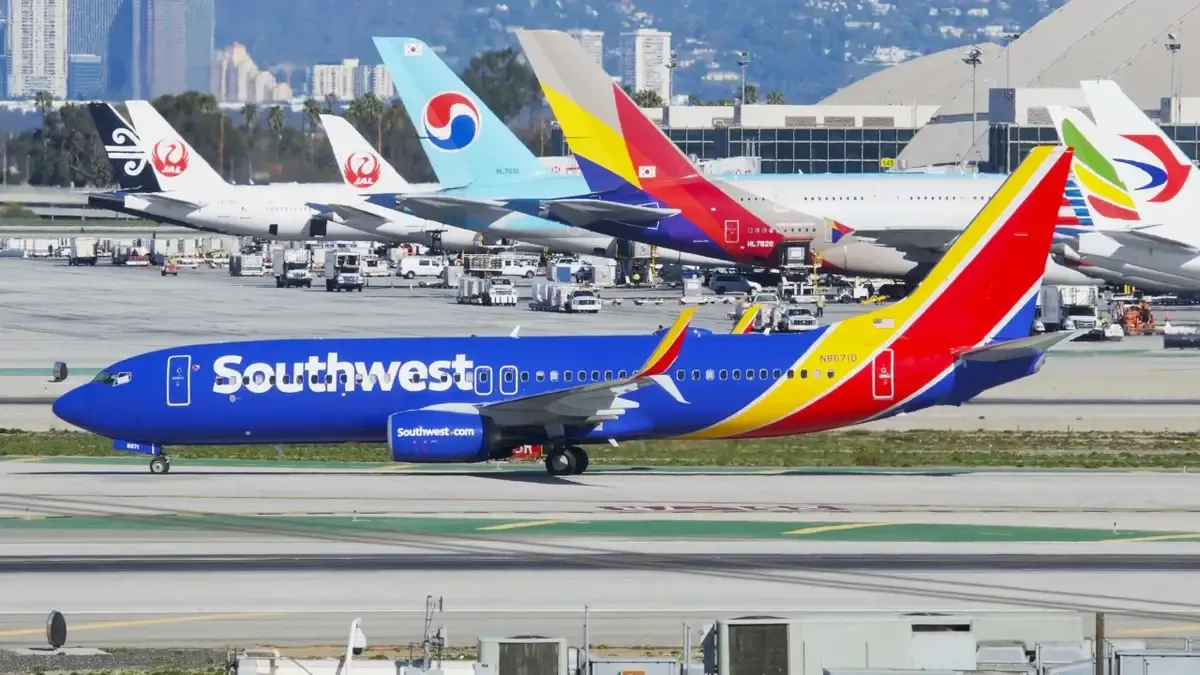 美西南航空一客机机舱内起火，飞机紧急降落