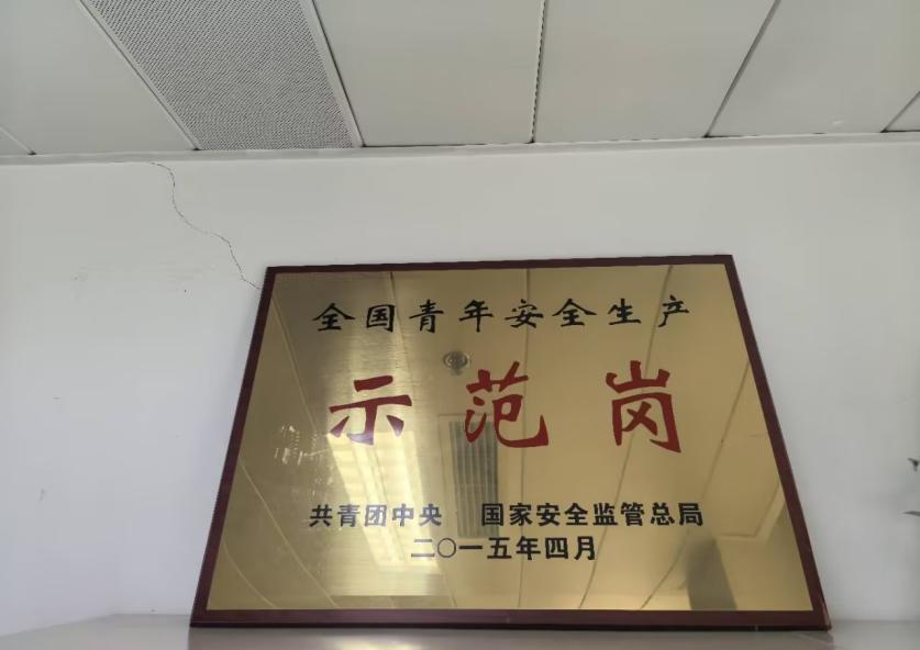 天路跨山海 天塹變通途——記西南空管局空管中心區(qū)管中心安全保障成拉航線60周年