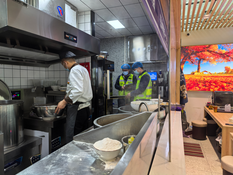 315 晚會食品安全問題備受關(guān)注，喀什徠寧國際機場航站樓商戶專項檢查讓人安心