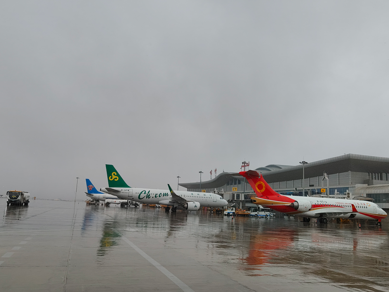 喀什徕宁国际机场全力应对雨夹雪天气，保障机坪运行安全