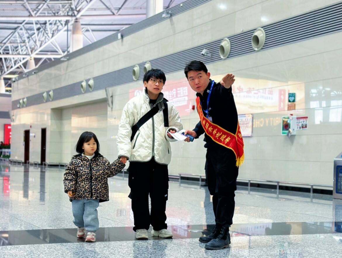 空港志愿? “滿電”護航 ?河北機場集團2025年學雷鋒活動月圓滿收官?