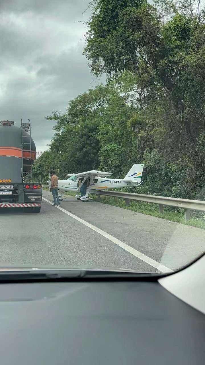 飛機迫降高速公路?驚險瞬間被拍下