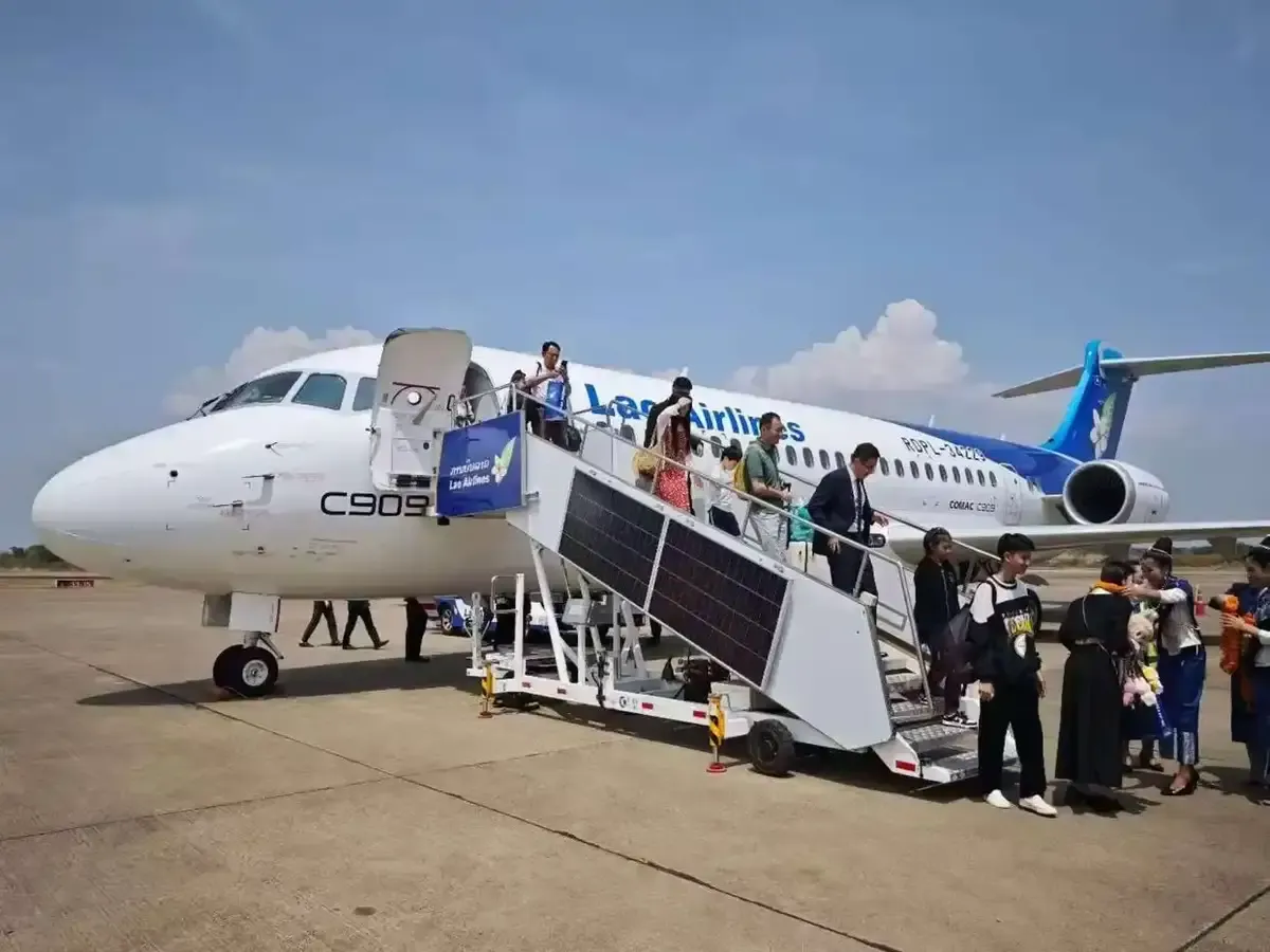 國產C909飛機完成老撾首航