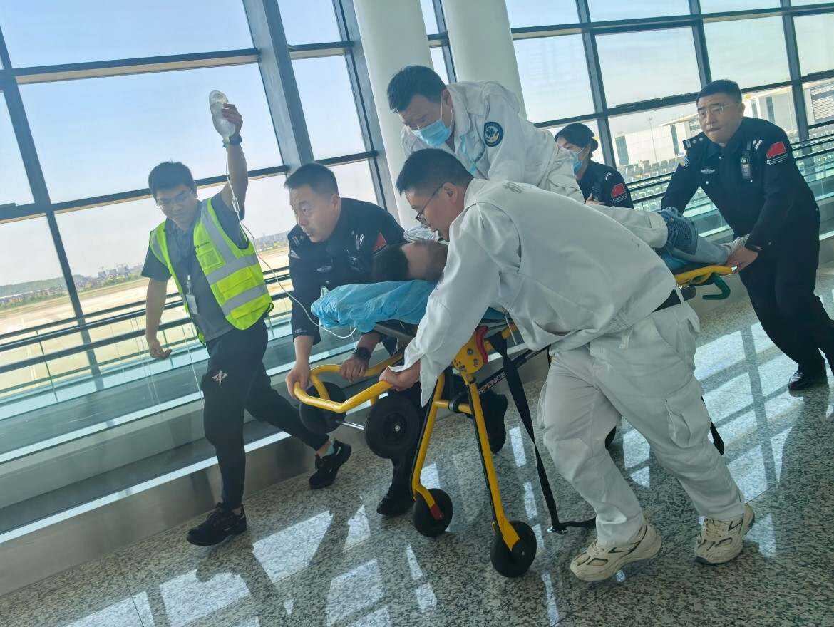 2分鐘跑贏死神！杭州機場上演生死救援