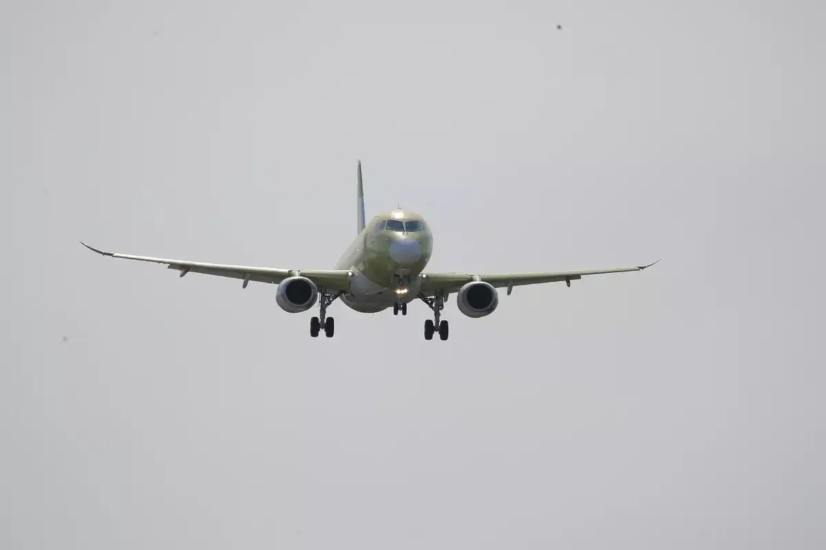 俄羅斯：純國產SJ-100客機完成首飛