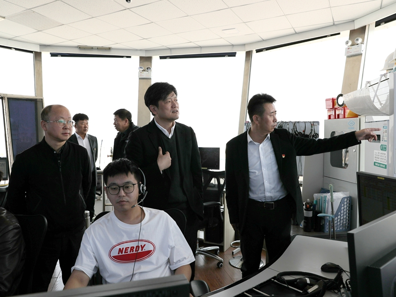 民航华北地区管理局副局长陈广承率队检查指导呼伦贝尔空管站进近雷达管制运行前准备工作