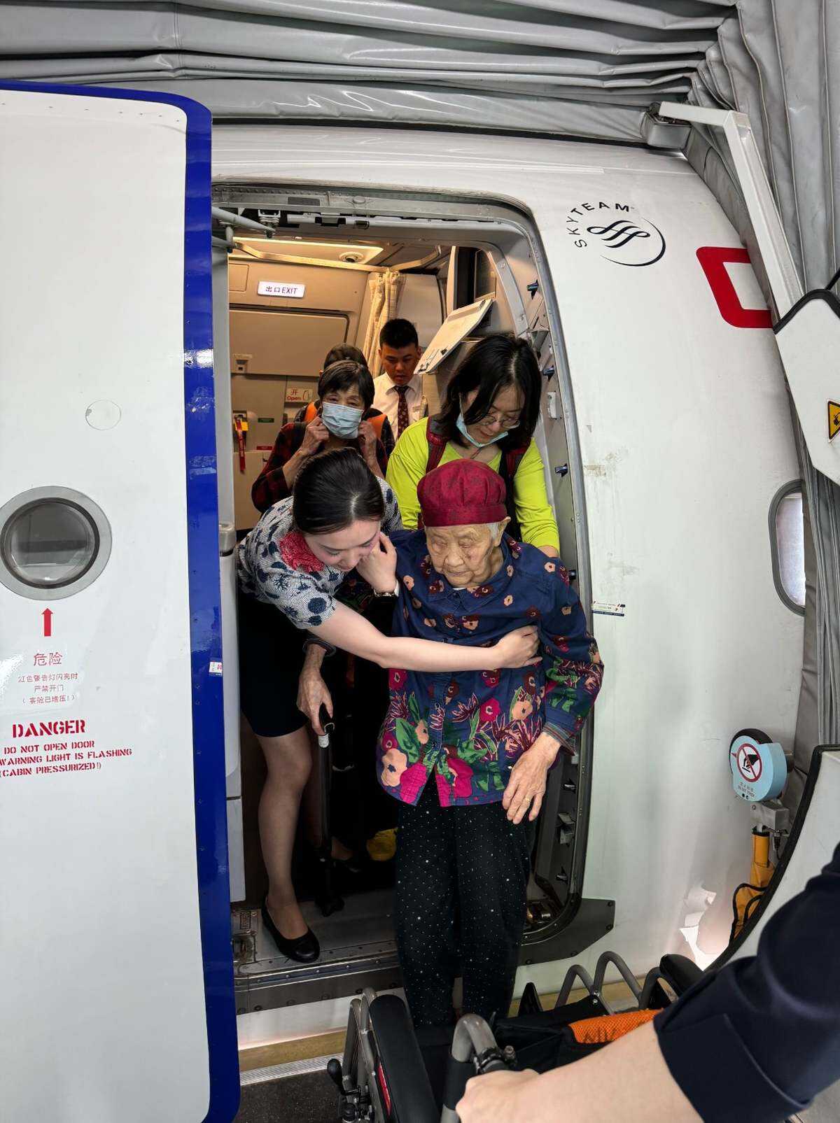 跨越三代人的云端守护——东航四川分公司乘务组温情护航95岁轮椅旅客