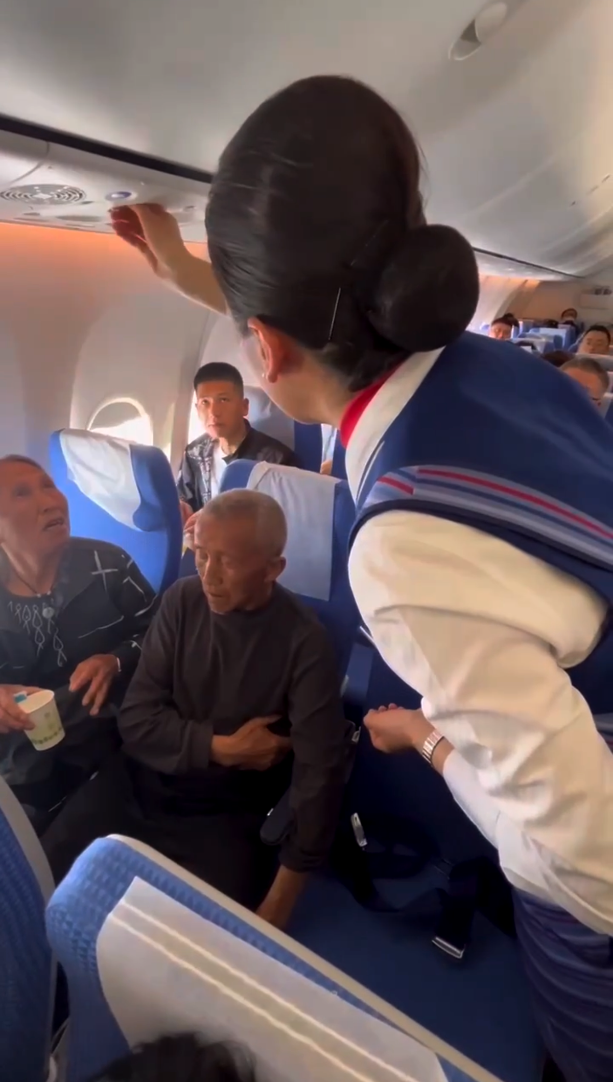 老人空中突發(fā)昏迷 南航貴州空乘與醫(yī)護人員聯(lián)手“生命救援”
