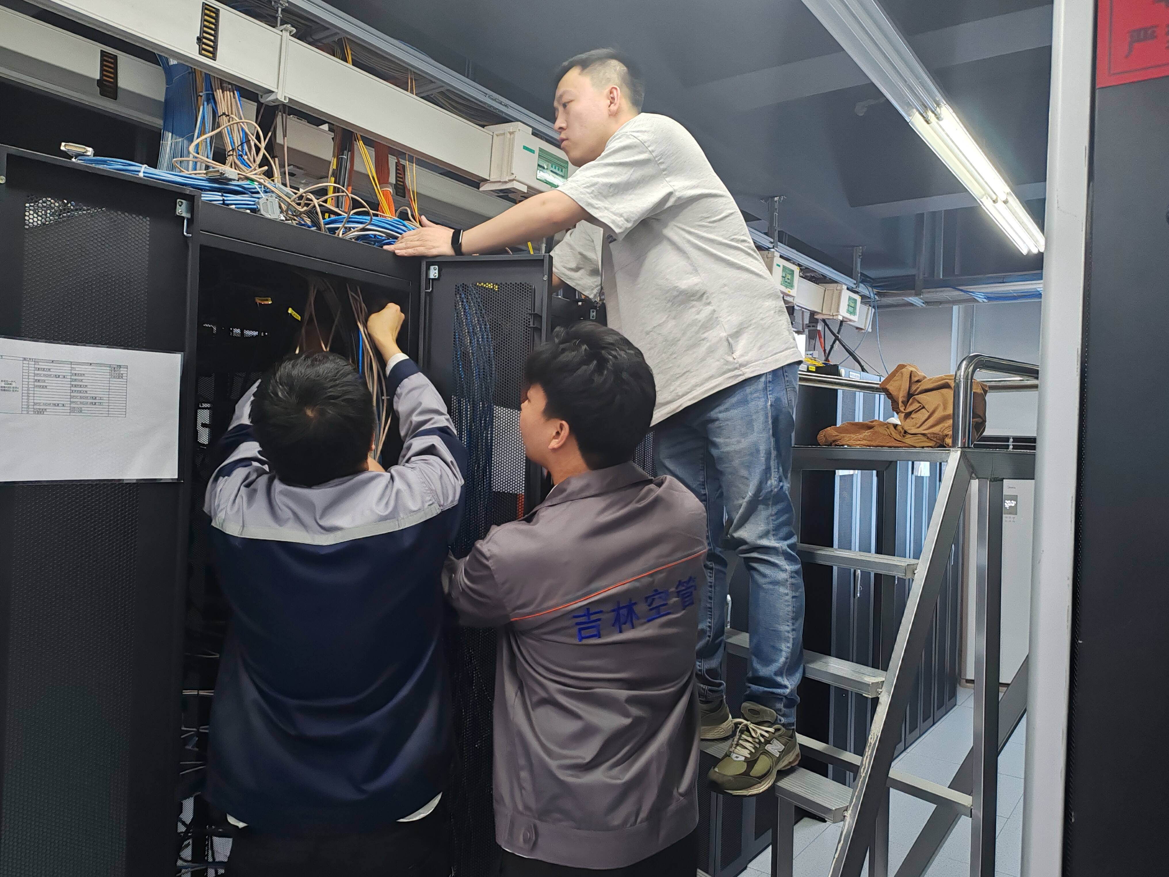 吉林空管分局技术保障部管制服务室顺利完成春季换季定检工作