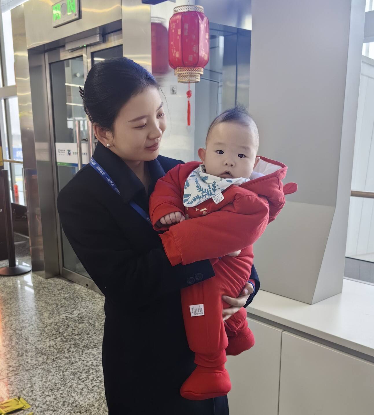 河北航空地服人员化身“临时妈妈” 温情守护旅客安心出行