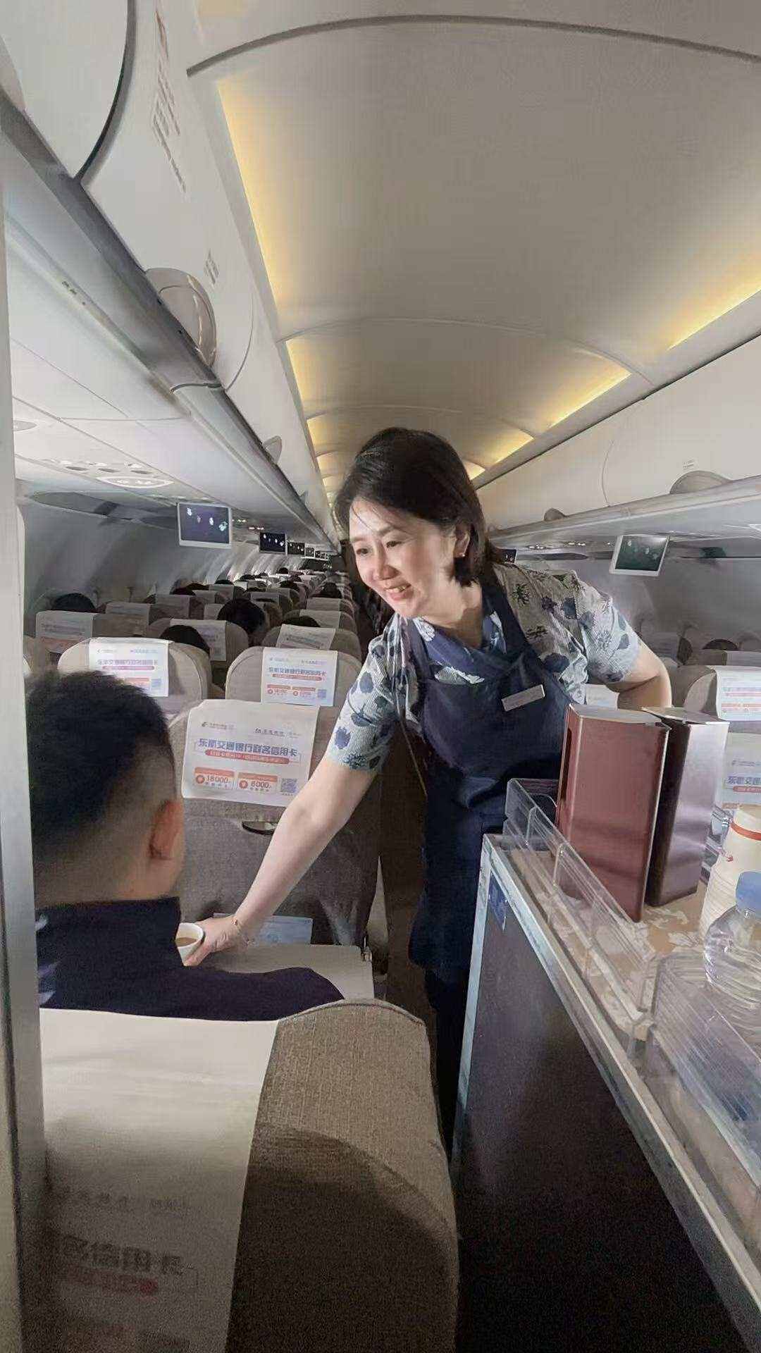 二十年坚守 践行民航使命——记东航四川分公司先进个人客舱部乘务二分部 张婧