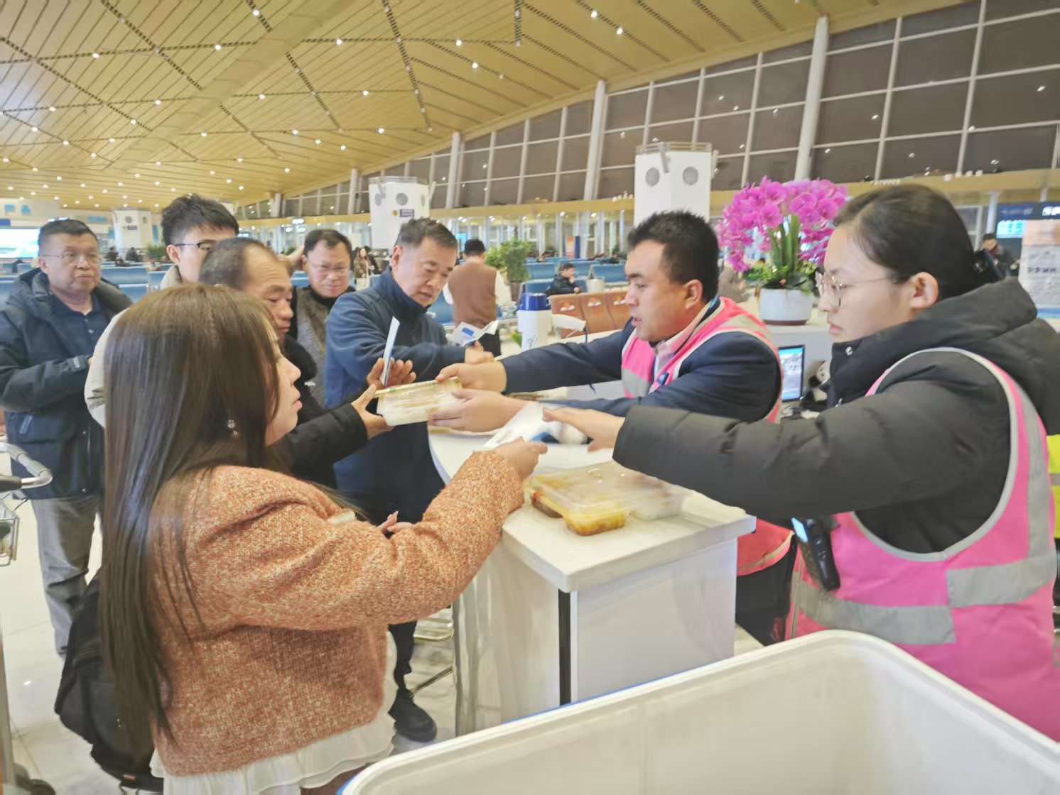 溫馨守護 新疆機場集團庫爾勒梨城機場貼心服務提升航延旅客候機體驗