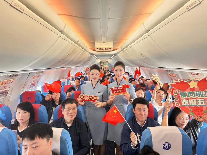 “勞動最榮光·攜手向遠方”江西航空開展五一勞動節主題機上活動
