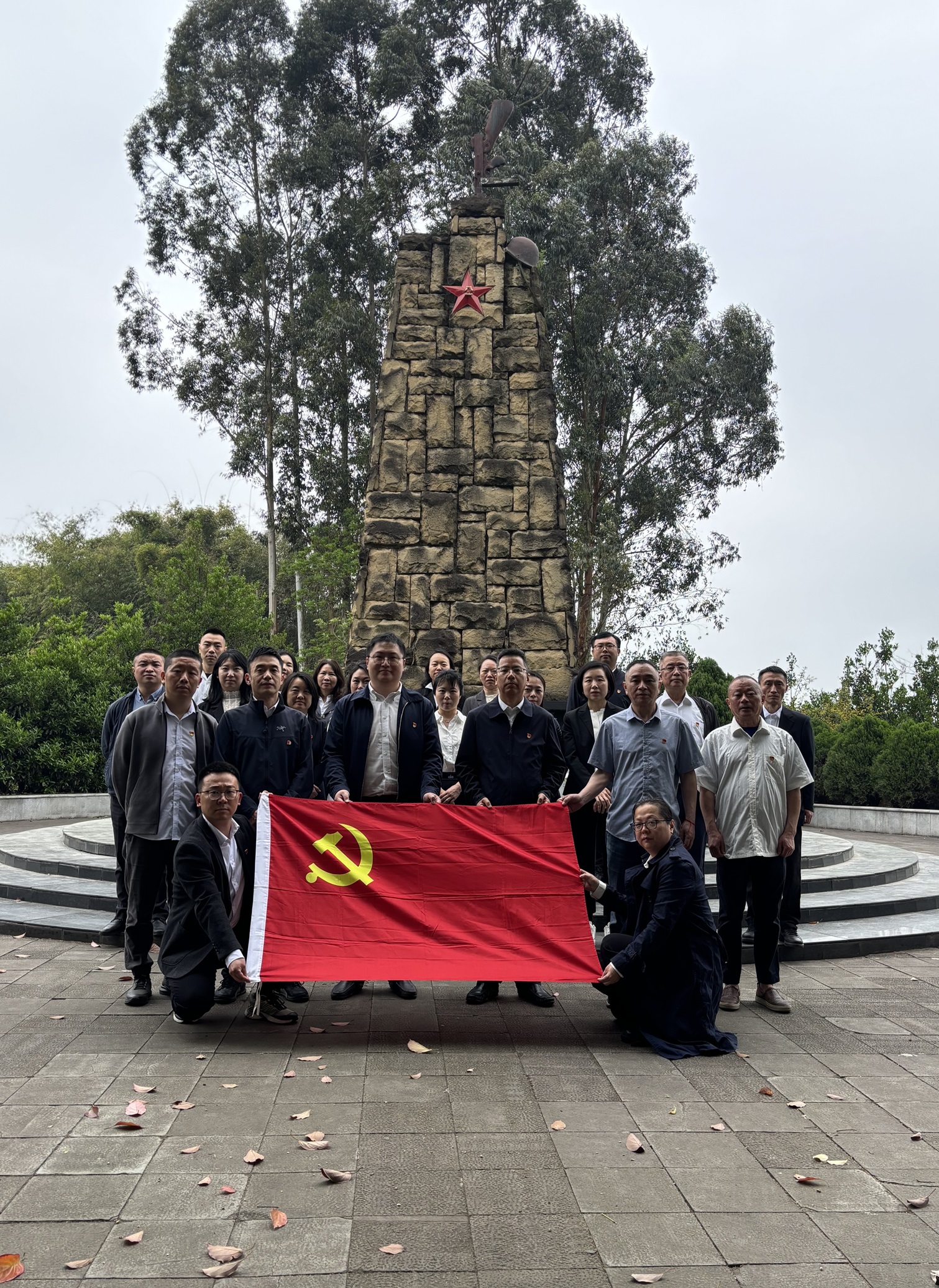 缅怀革命英烈·传承红色基因——西南空管局培训中心走进成都战役纪念馆