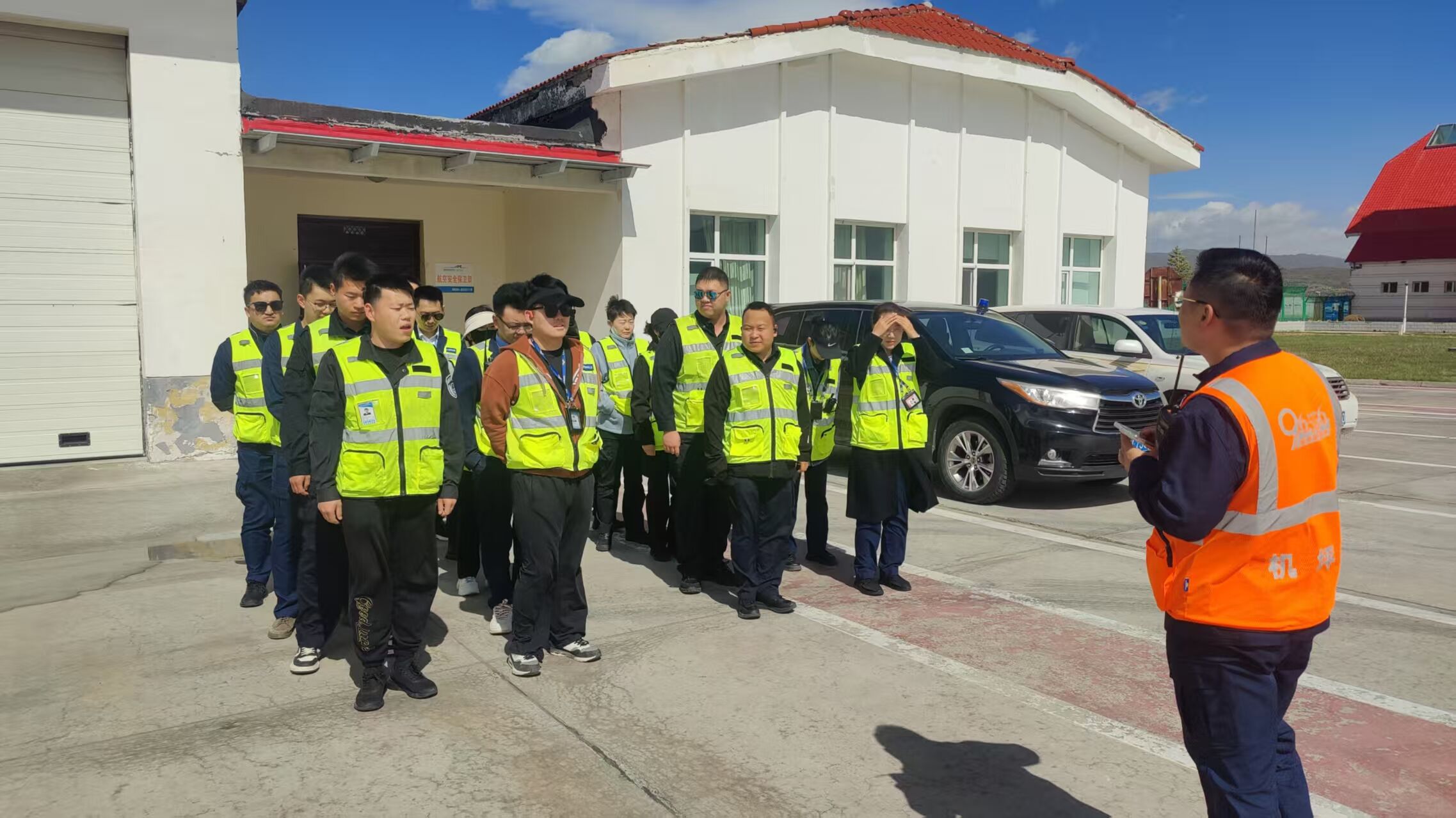 布爾津喀納斯機場開展飛行區土面區徒步檢查 筑牢安全防線