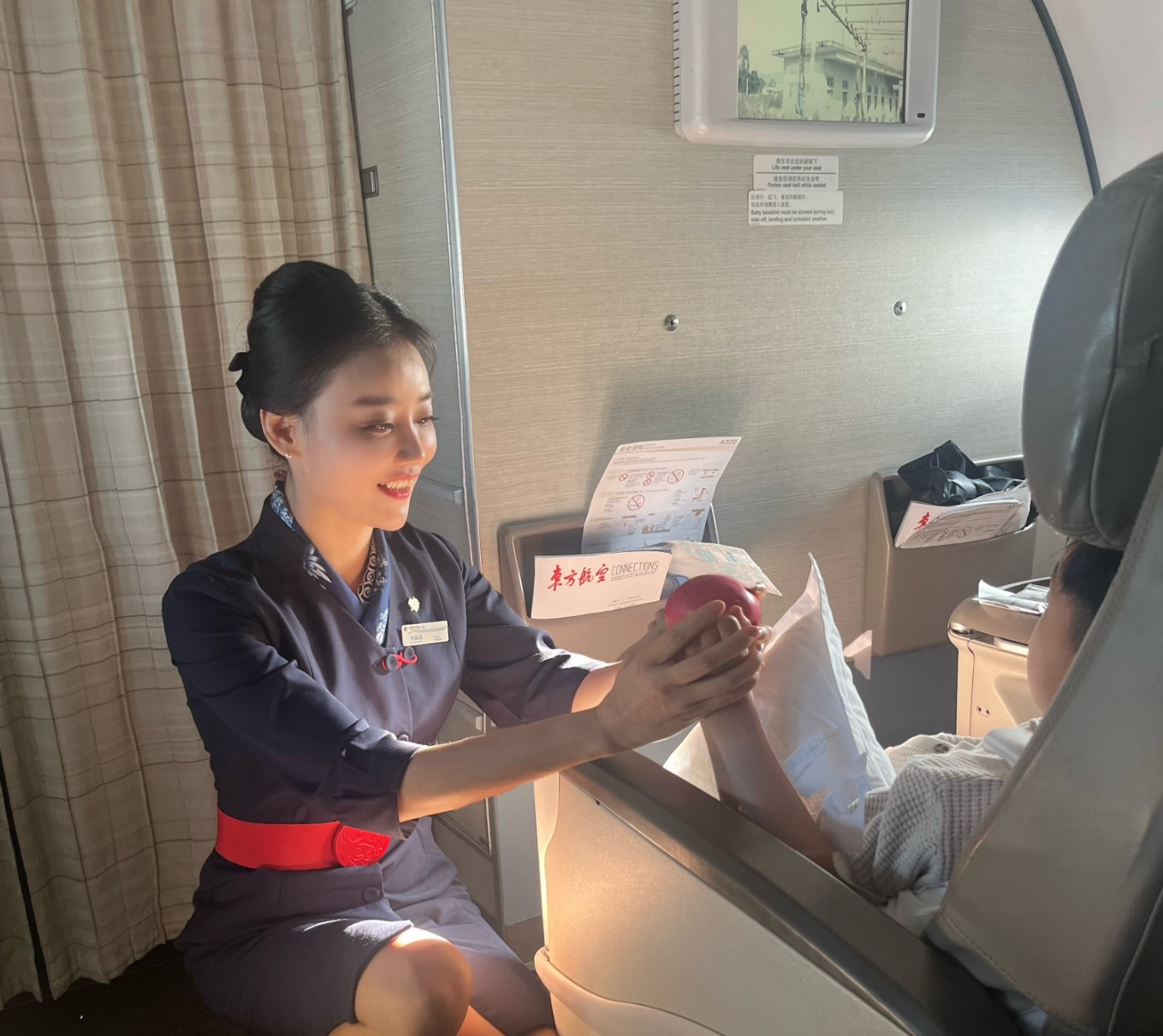 云端守护 以爱为盾 空中乘务员用行动诠释劳动与青春的力量