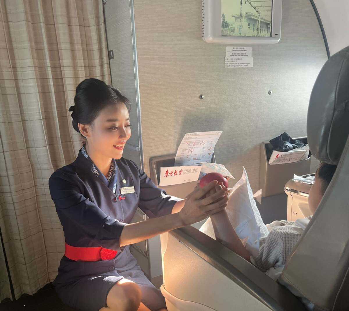 云端守护 以爱为盾 空中乘务员用行动诠释劳动与青春的力量