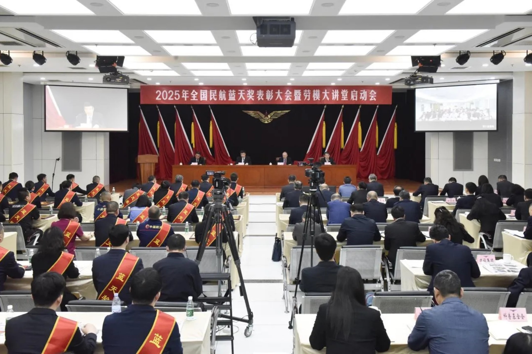 ?喜報丨河北航空榮膺全國民航藍天獎狀