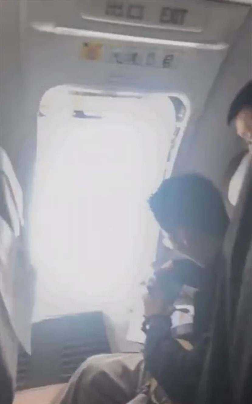一男子打開東航客機安全出口 已被警方帶走