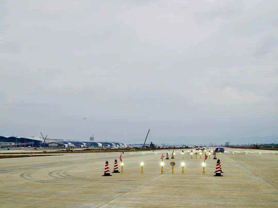 順利亮燈 白云機(jī)場即將進(jìn)入“五跑”時(shí)代