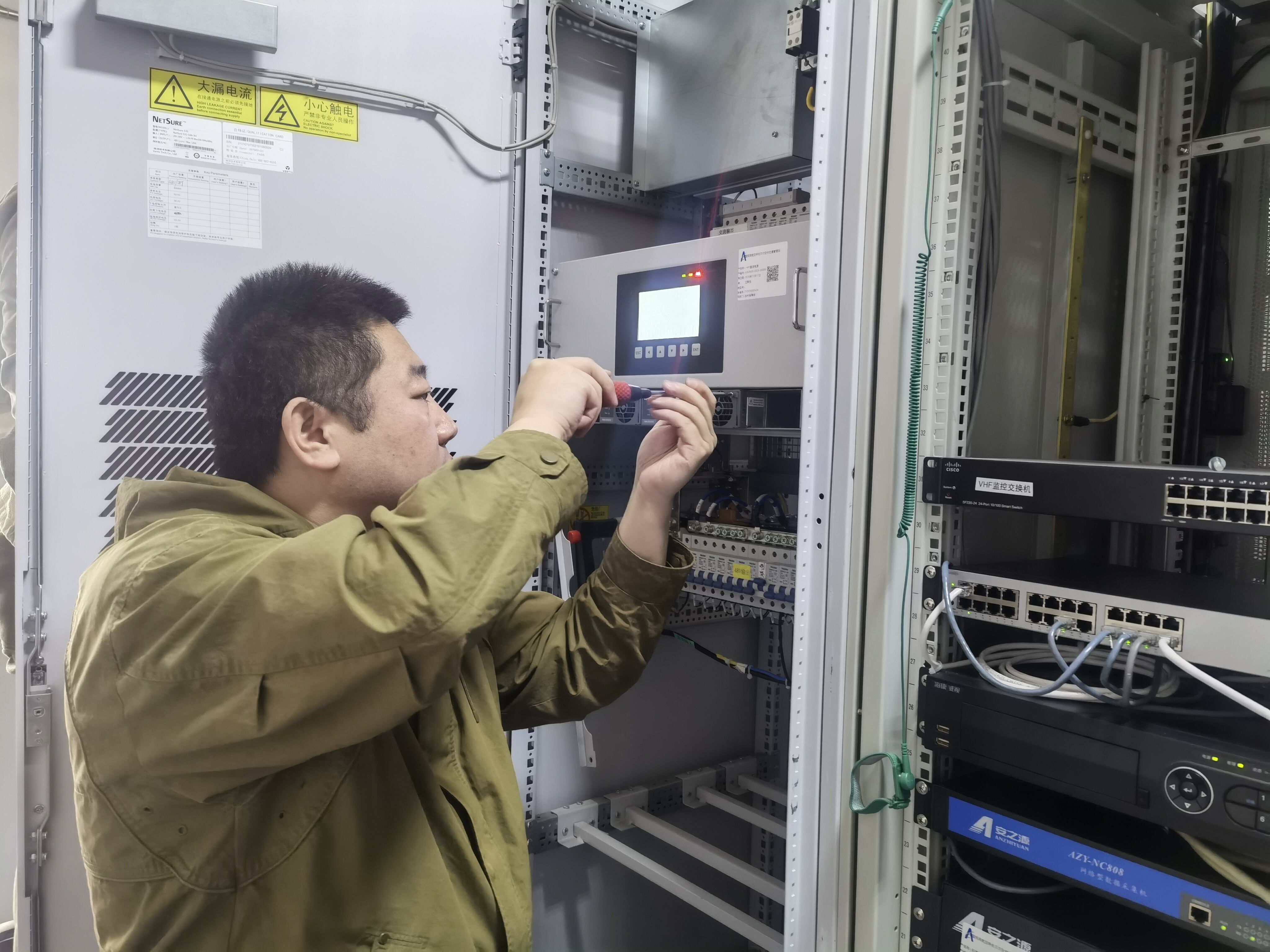 呼伦贝尔空管站设备维修室完成根河及阿龙山遥控台换季维护