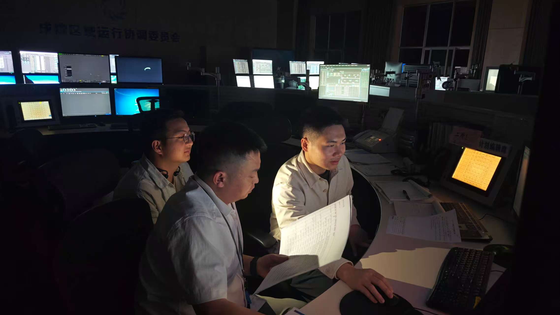 成都两场新程序启用：西南空管局空管中心流量管理室数据计划室“暗夜大考”全记录