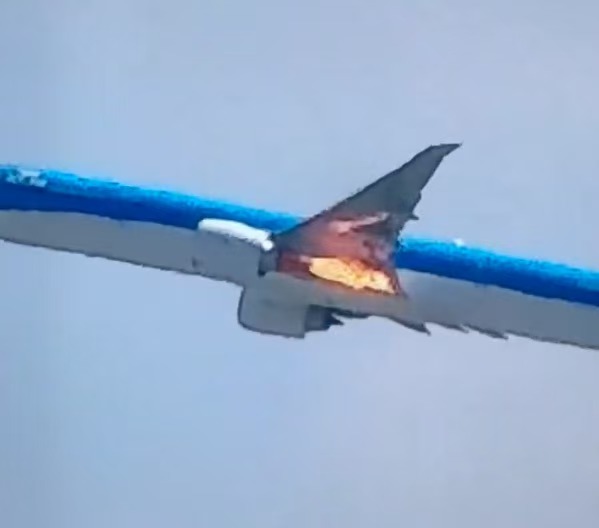 荷兰皇家航空一客机起飞后不久发动机喷火，紧急返航