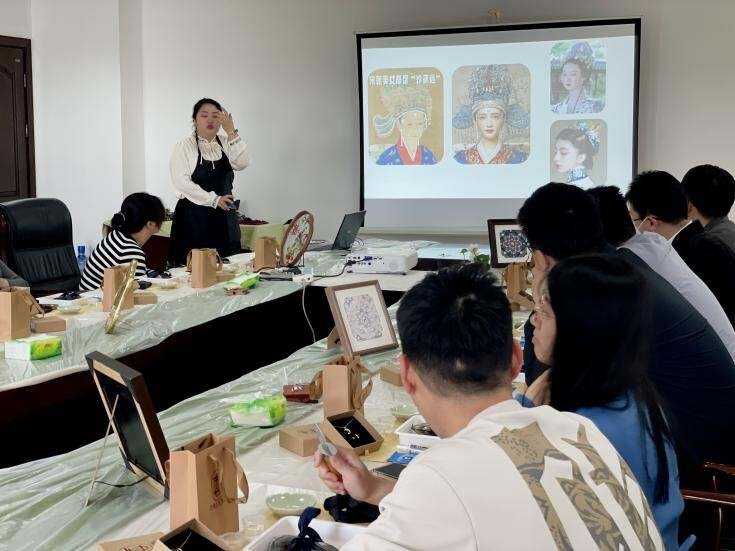 聚沙成塔 工匠传承——西南空管局空管中心塔台管制一室开展手工活动