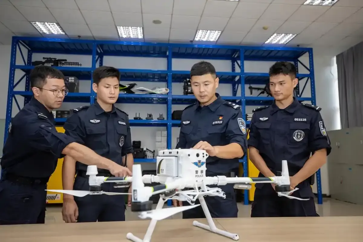 交警無人機升空護航文博會