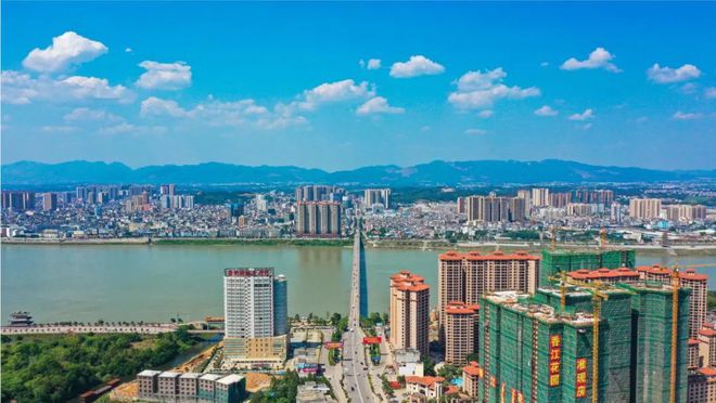 平南县举行低空旅游观光首飞仪式