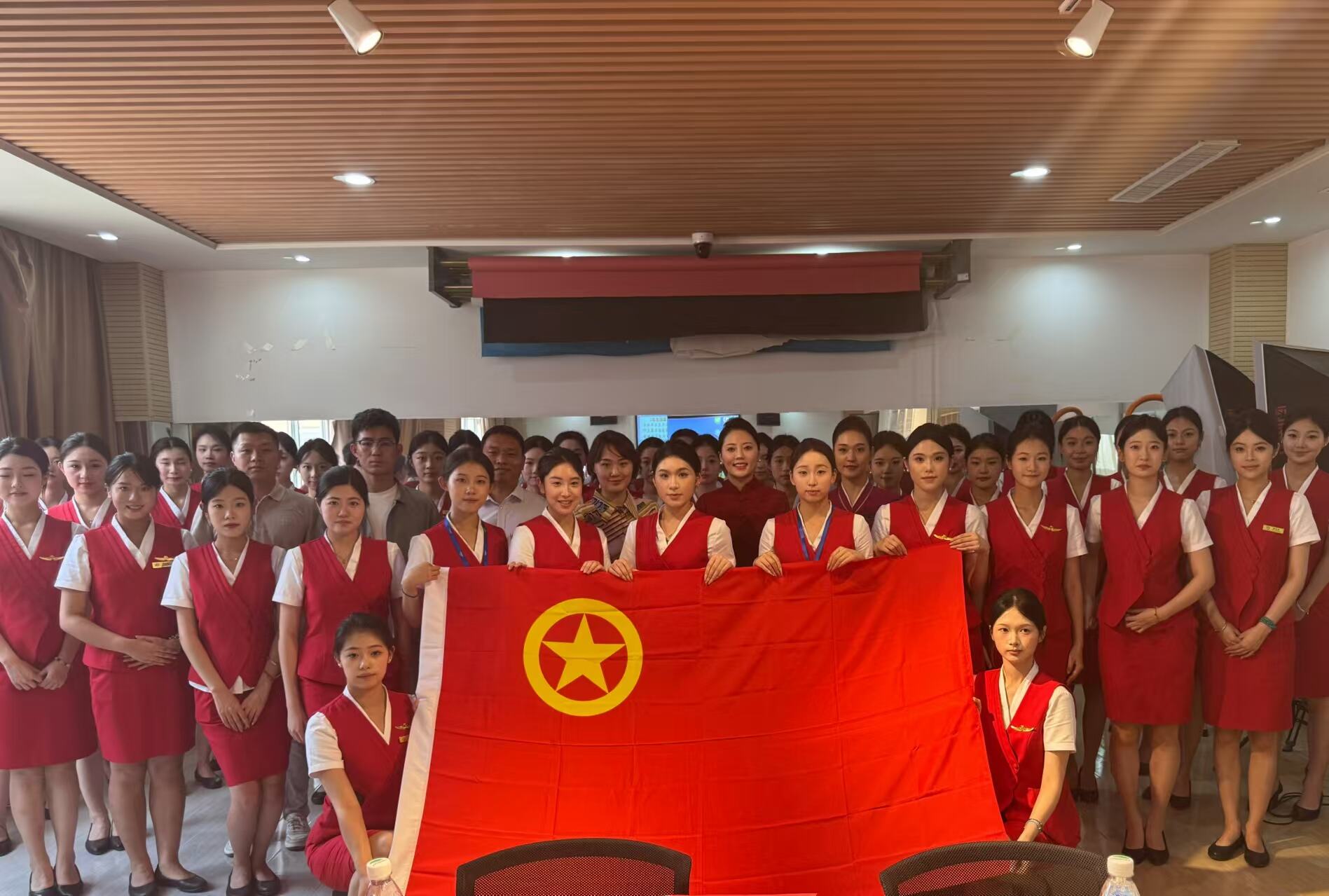 民航知識(shí)進(jìn)校園，攜手共筑藍(lán)天夢