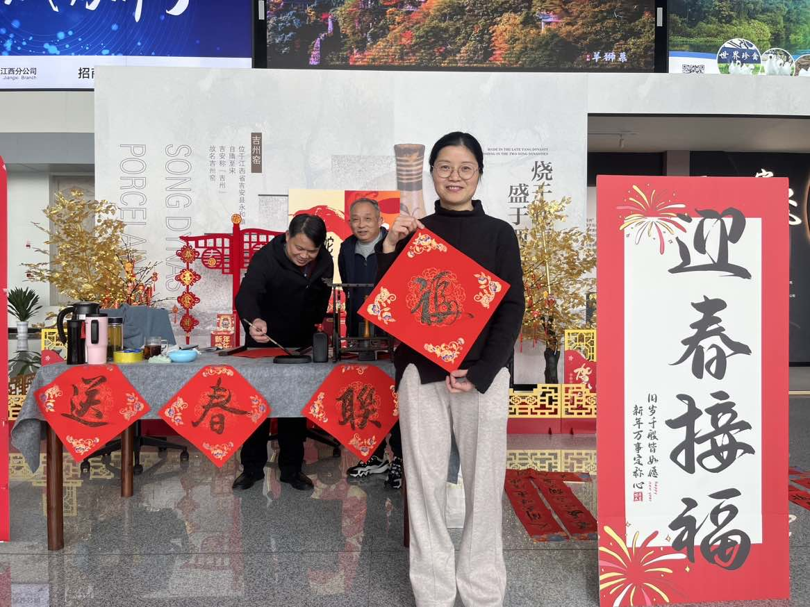 跨越语言与时差 真情服务获感谢 吉安井冈山机场为外籍旅客解“箱”愁