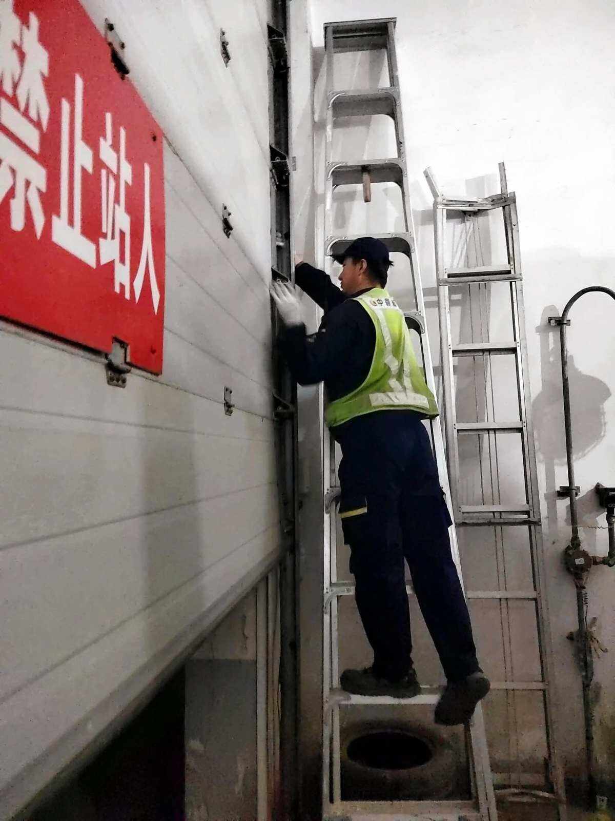 中国航油五台山供应站抢修油车库门