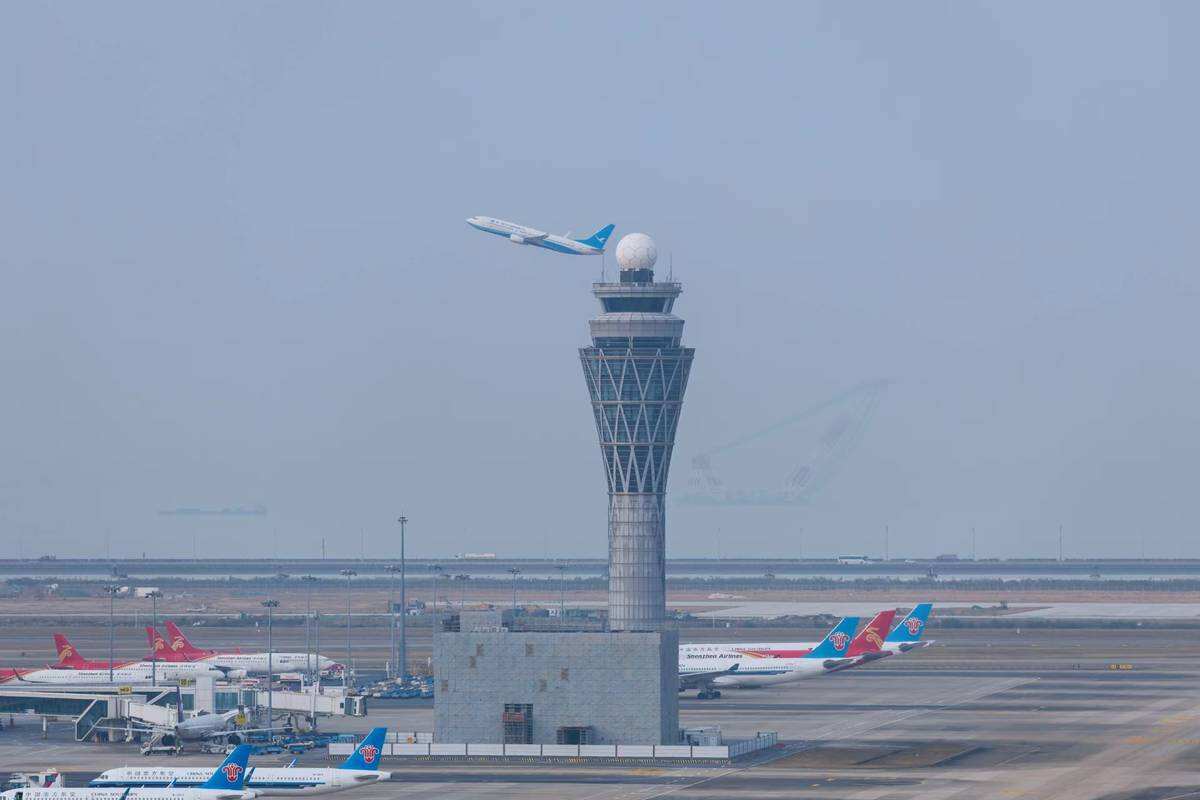 深圳空管站创下单日保障1379架次新纪录，全力做好雷雨季节运行保障