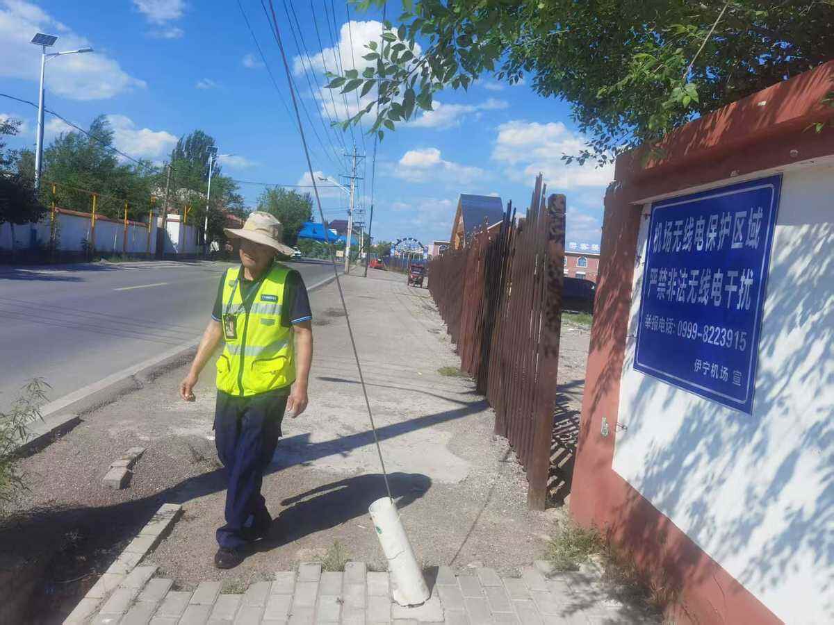 新疆机场集团伊犁伊宁国际机场加强电磁环境宣传 悬挂“隐形护盾”