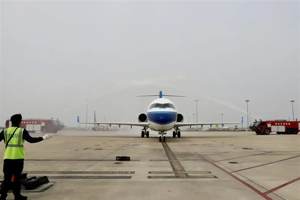 首架全新C909客機正式加盟南航湖北