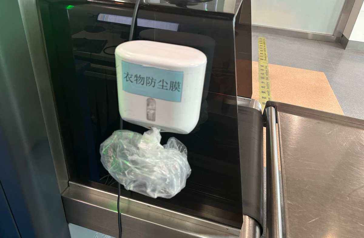 新疆机场集团库尔勒梨城机场推出“暖心安检”新举措：增设鞋套自取筐与衣物防尘罩彰显人文关怀