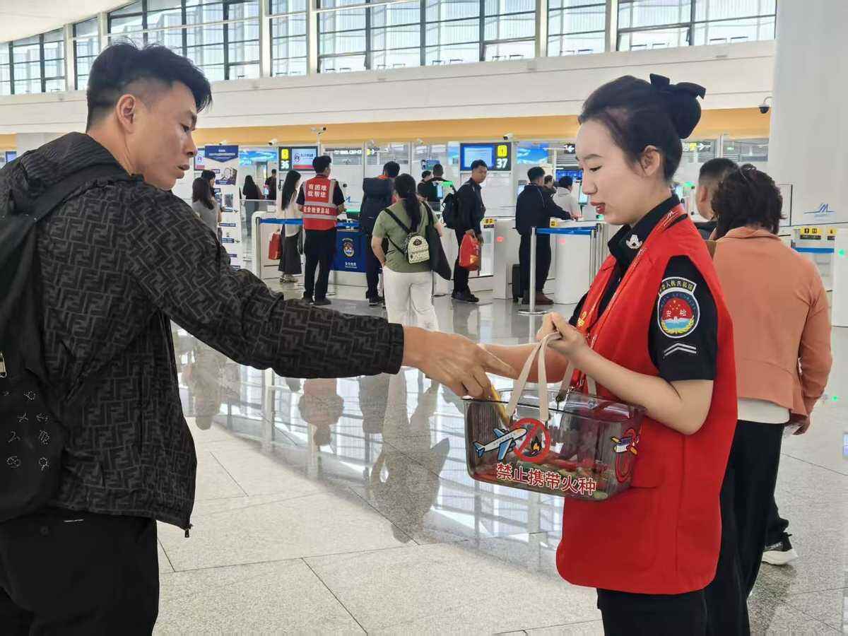 烏魯木齊天山國際機場推出安檢提示貼紙 溫情服務守護旅客出行安全