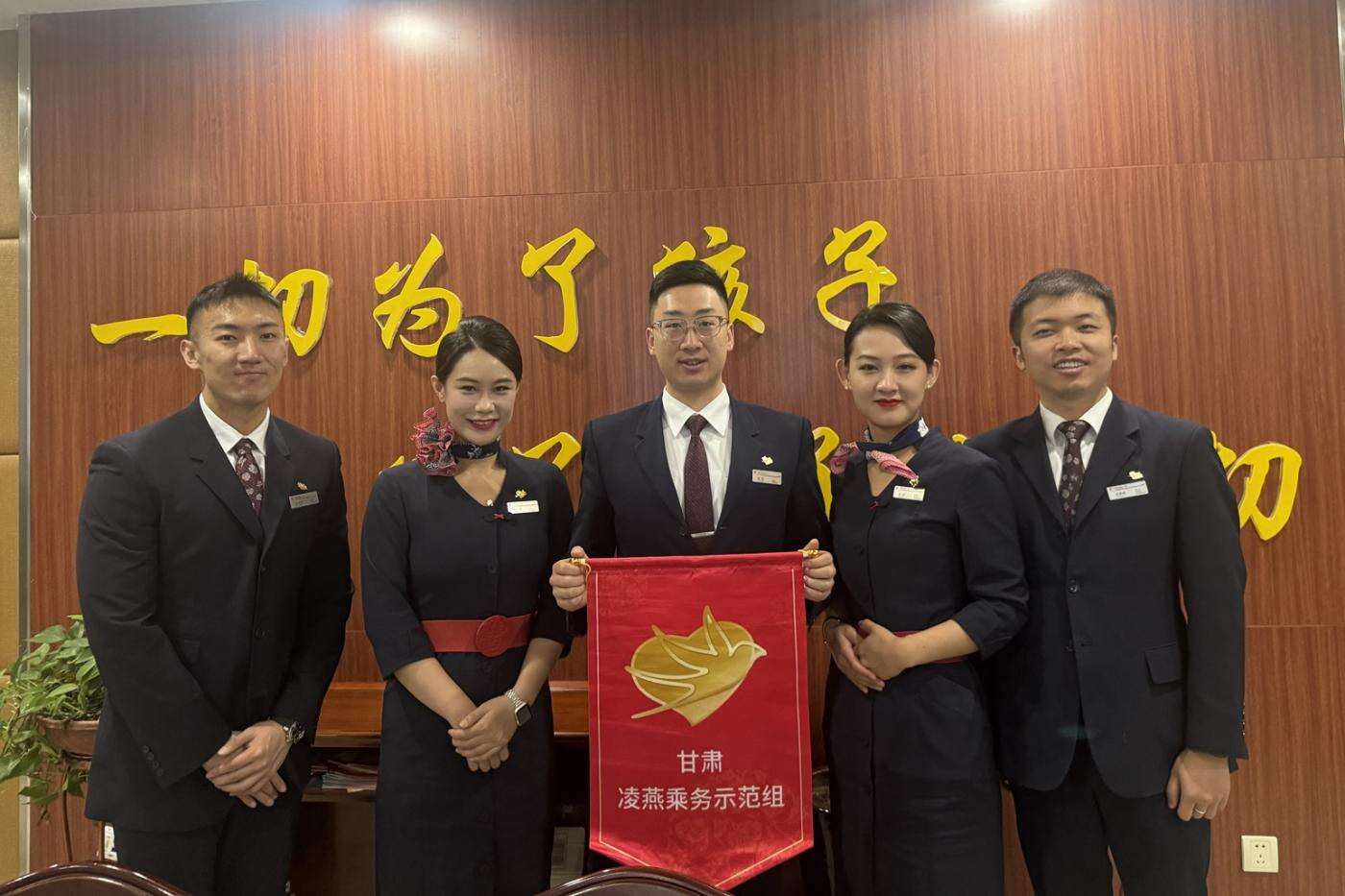 东航甘肃分公司连续28年探望兰州市儿童福利院