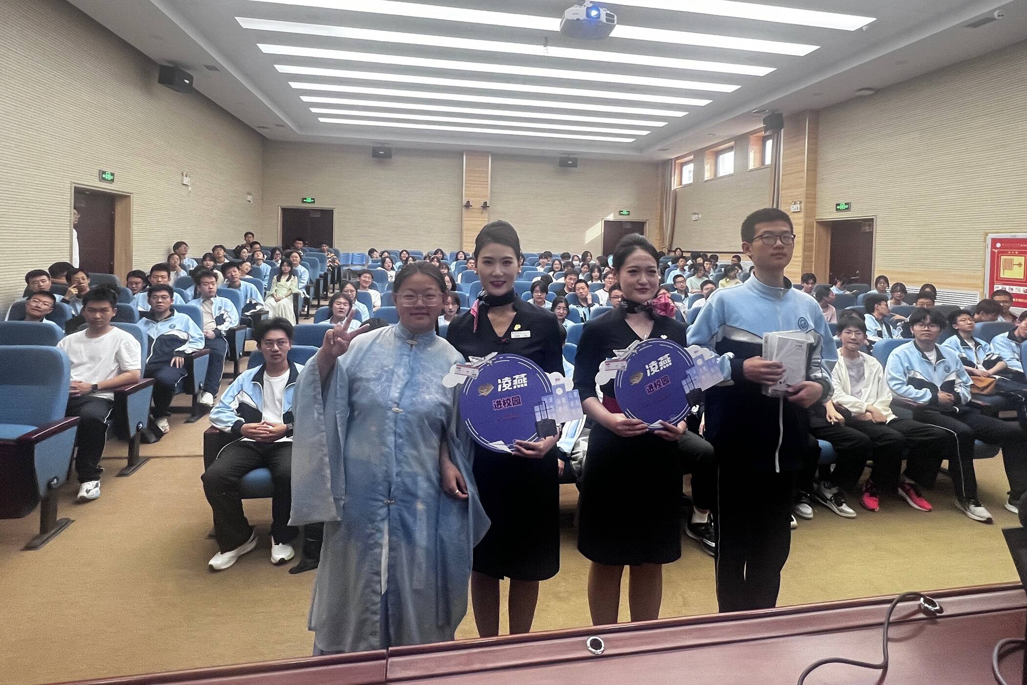 东航甘肃“凌燕”进校园科普