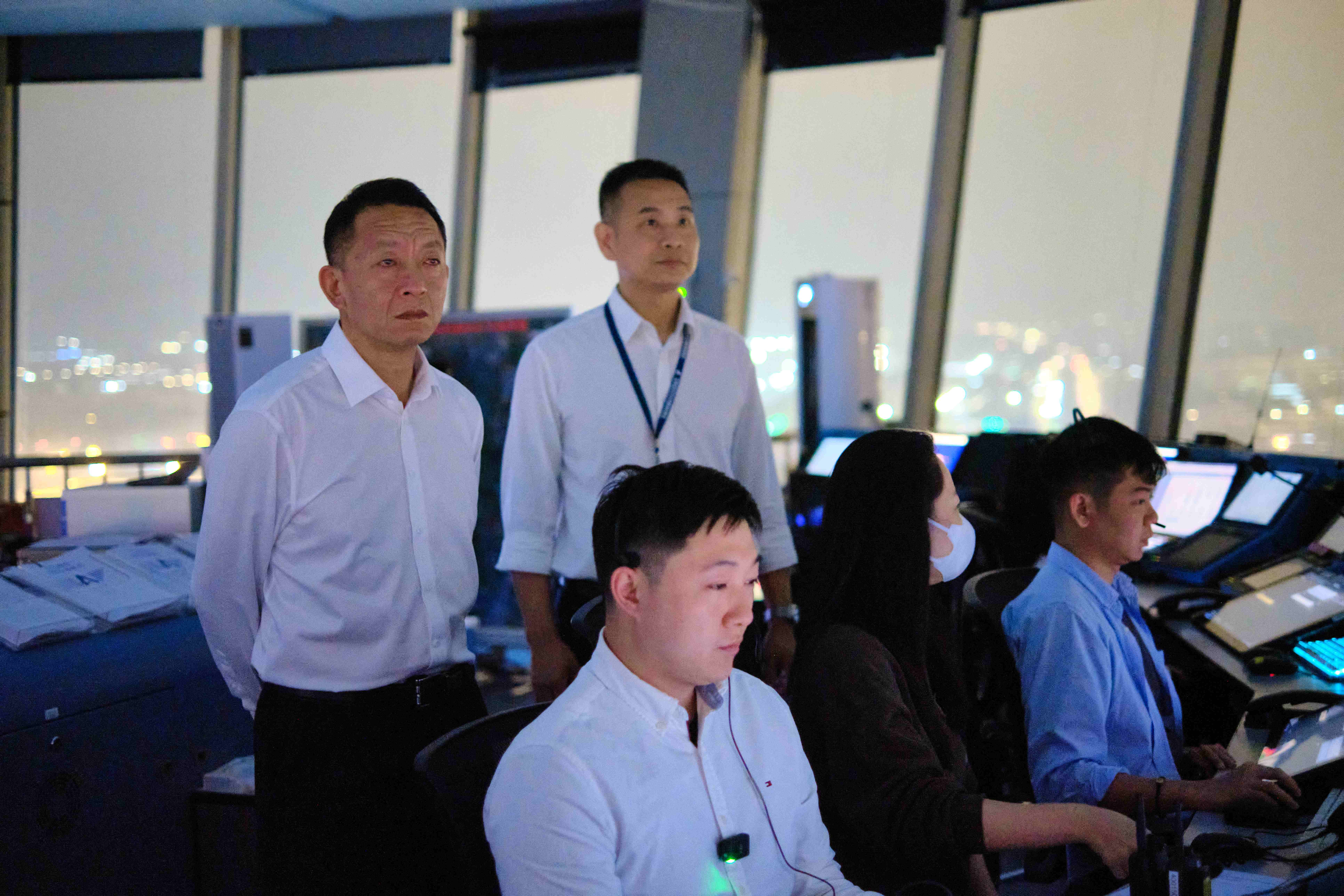 中南空管局“双塔台”首次联动保障  全力护航广州白云机场第五跑道投产飞行校验