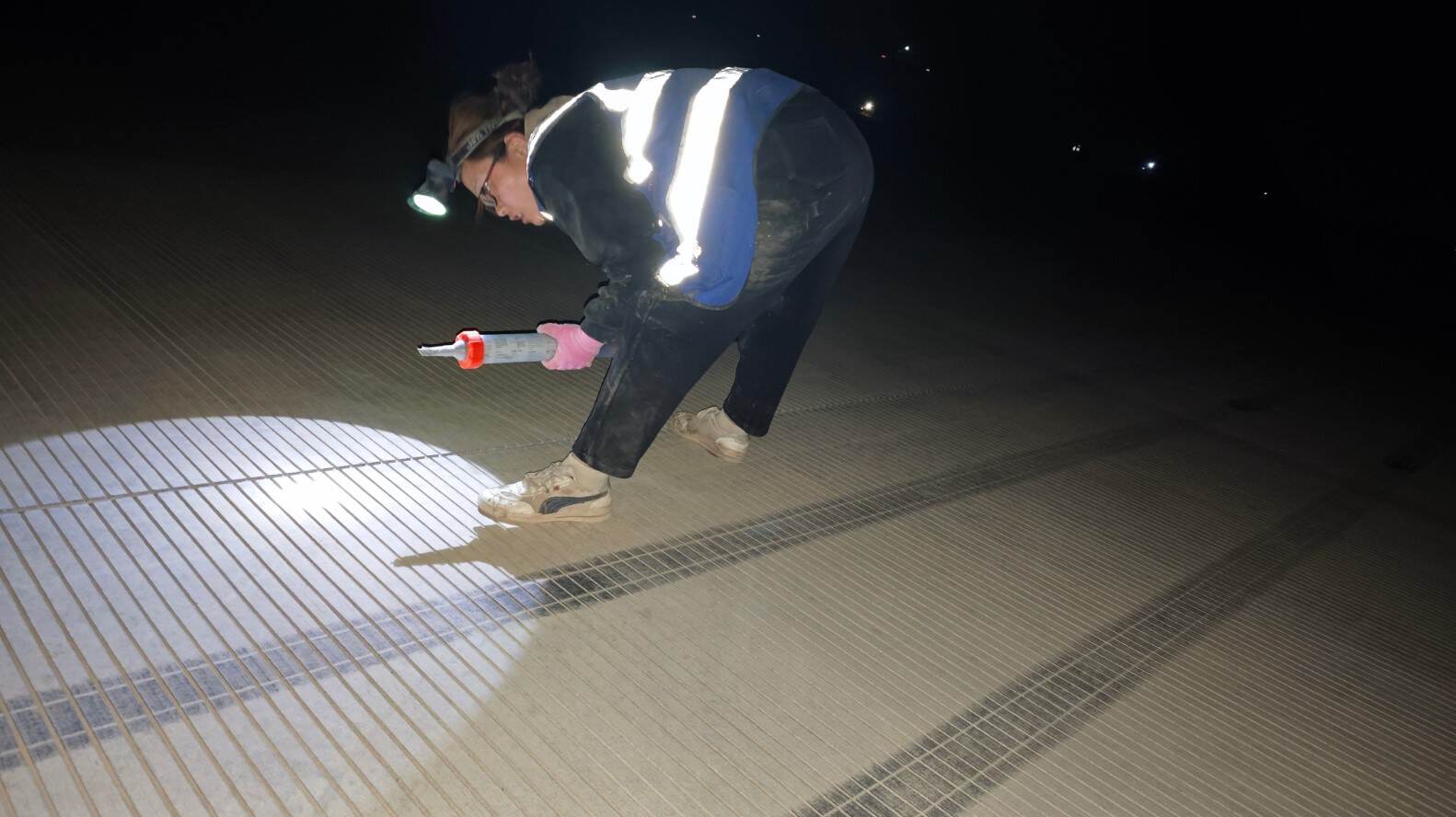 新疆机场集团且末玉都机场首次全面完成跑道嵌缝料更换作业