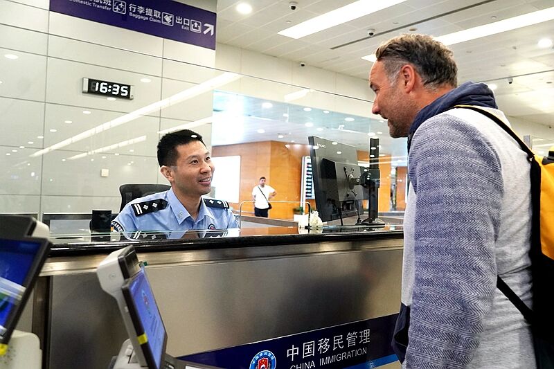新增4国免签试行首日 上海浦东国际机场迎来首批免签入境旅客