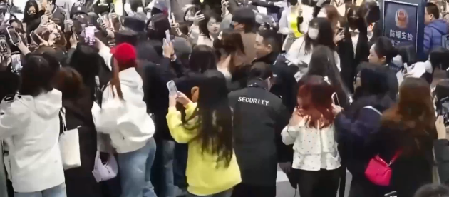 首都机场疯狂追星险些引发事故，警方：今年31人已受罚！