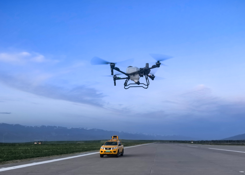 新疆机场集团那拉提机场开展无人机喷药灭虫工作