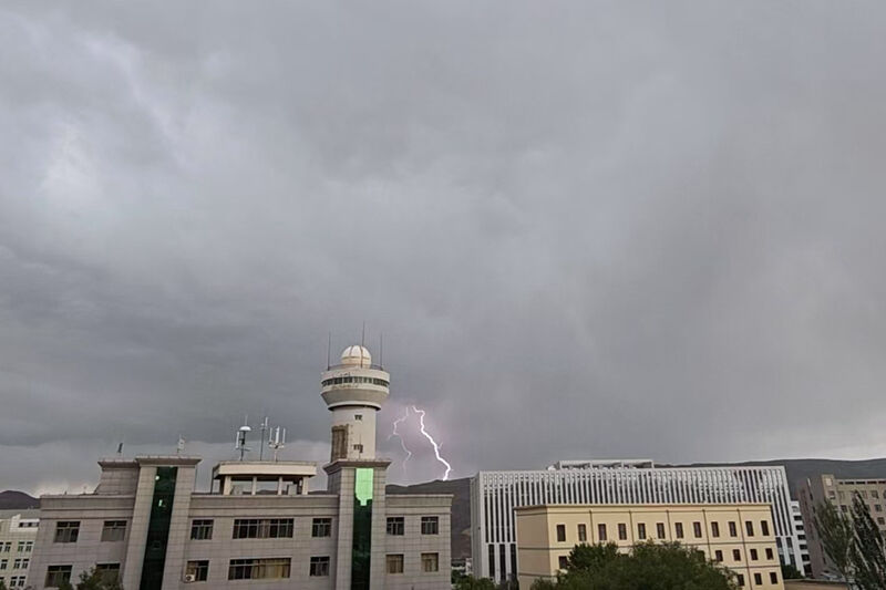 雷雨天氣下的“氣象衛士”——青海空管分局氣象臺雷雨保障紀實