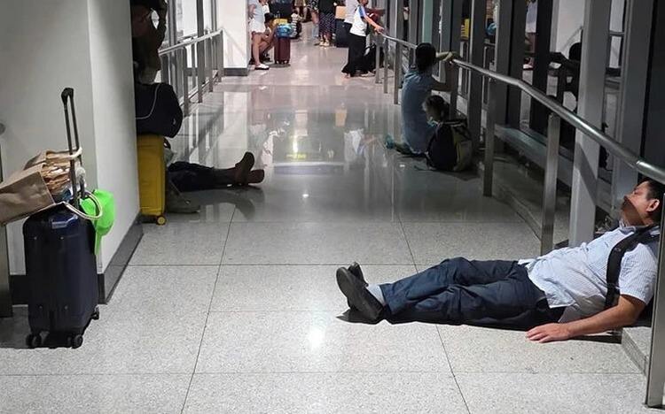 無人開門！乘客和機組被困在登機橋內40分鐘