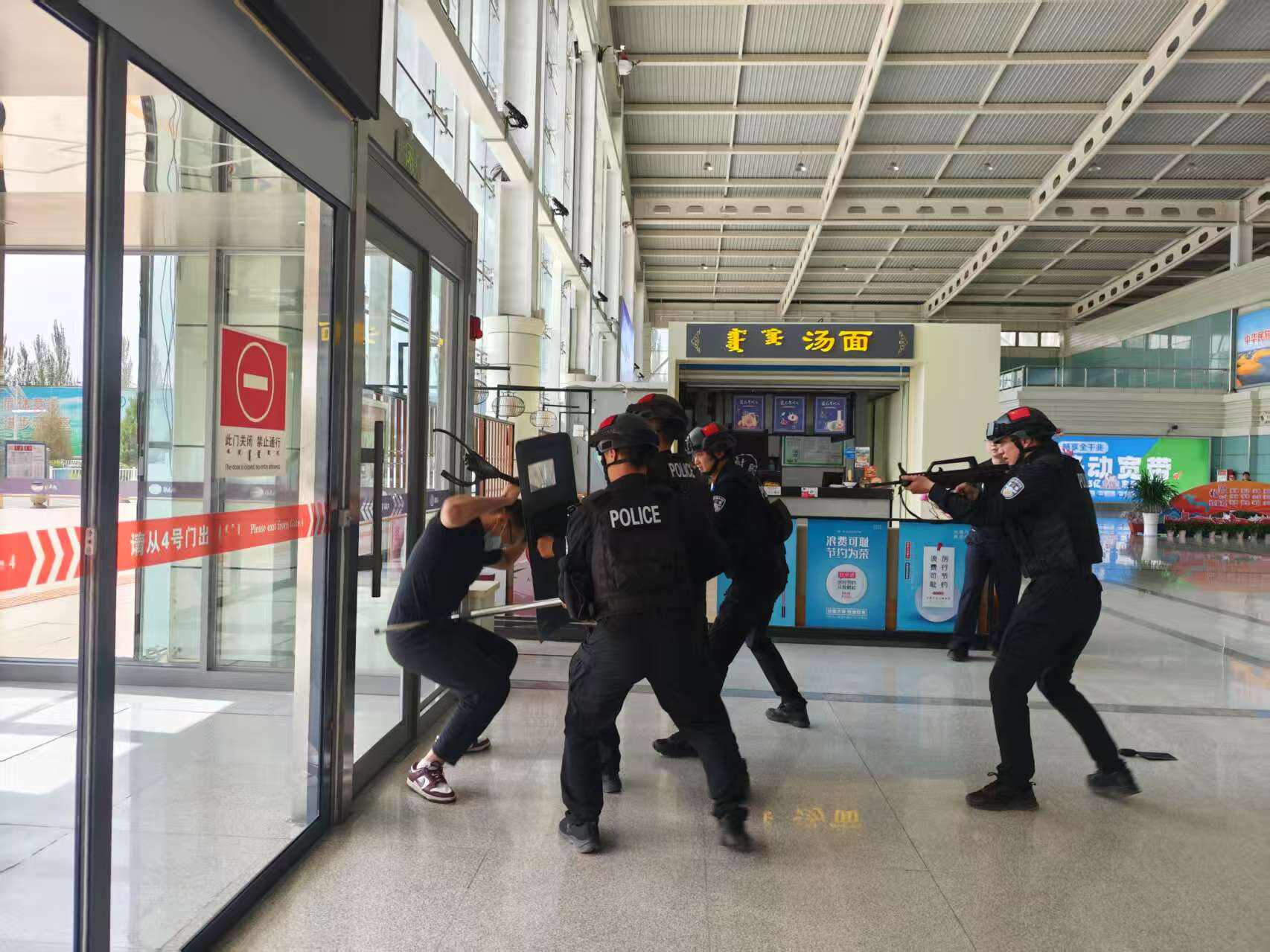 乌海机场联合市海勃湾公安分局反恐大队开展反恐防暴专项演练