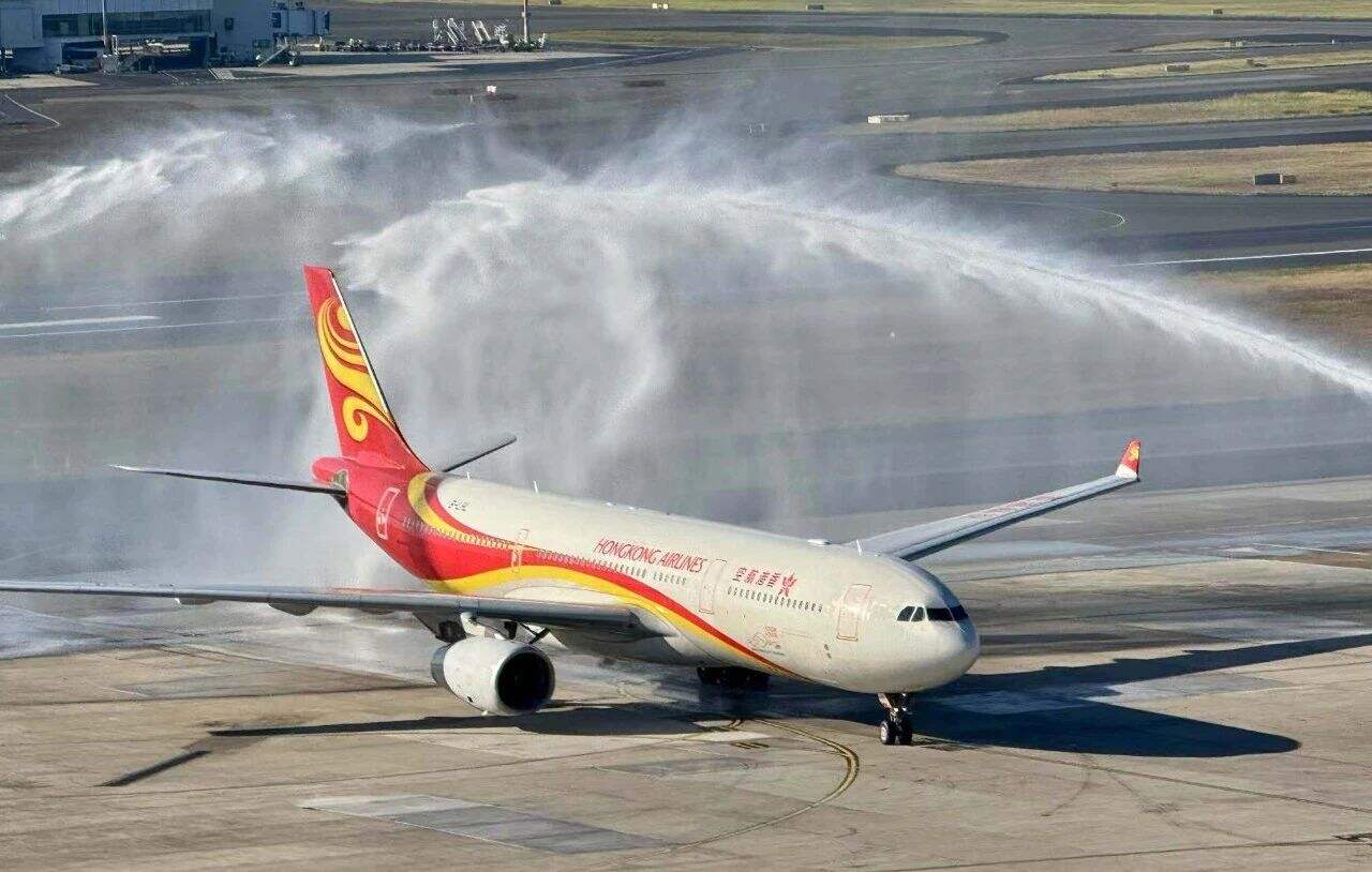 香港航空飞往澳洲悉尼航班顺利启航